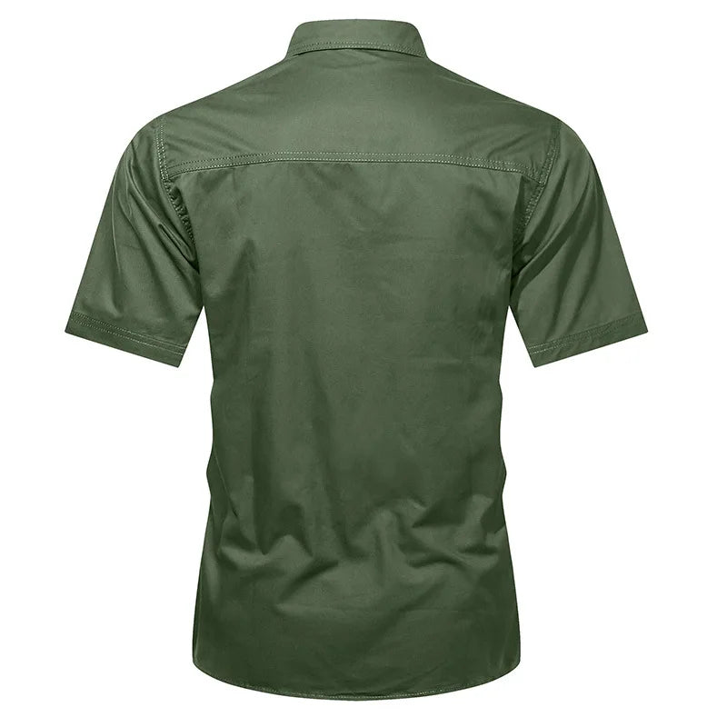 Chemise homme décontractée à manches courtes, look militaire chic avec boutons et poches fonctionnelles pour le quotidien.