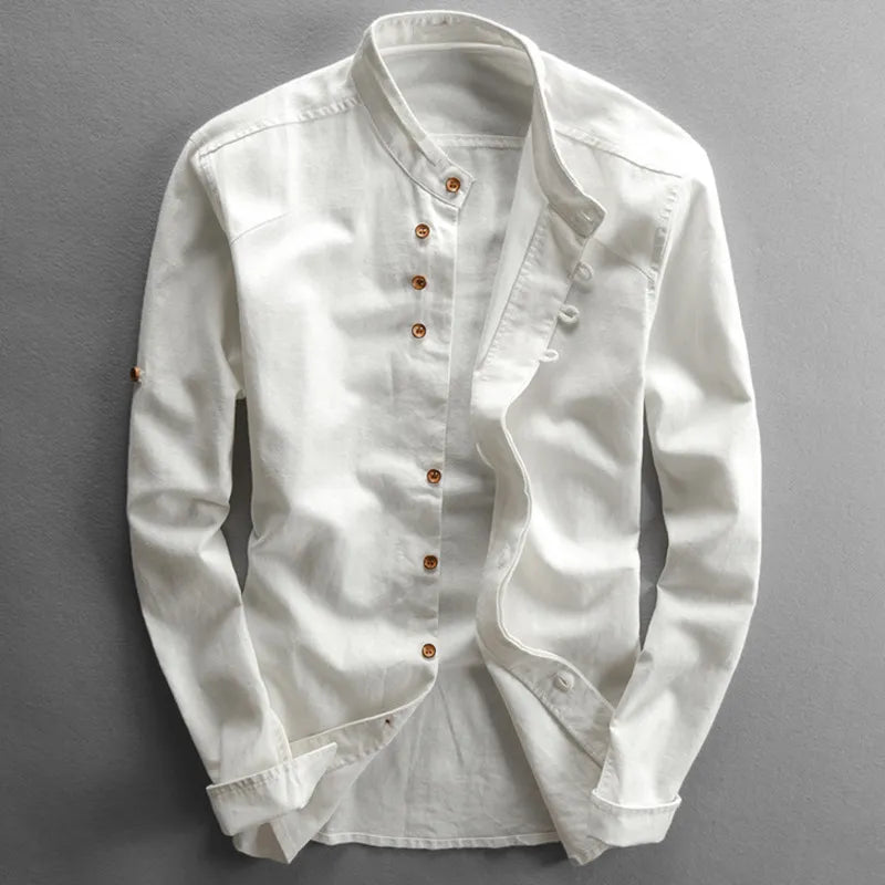 Chemise homme coupe ajustée col mao, manches longues, pour une silhouette moderne et une élégance simple.