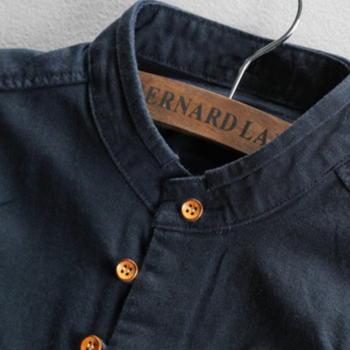 Chemise homme élégante col mao, manches longues, tenue masculine chic, idéale pour la garde-robe moderne.