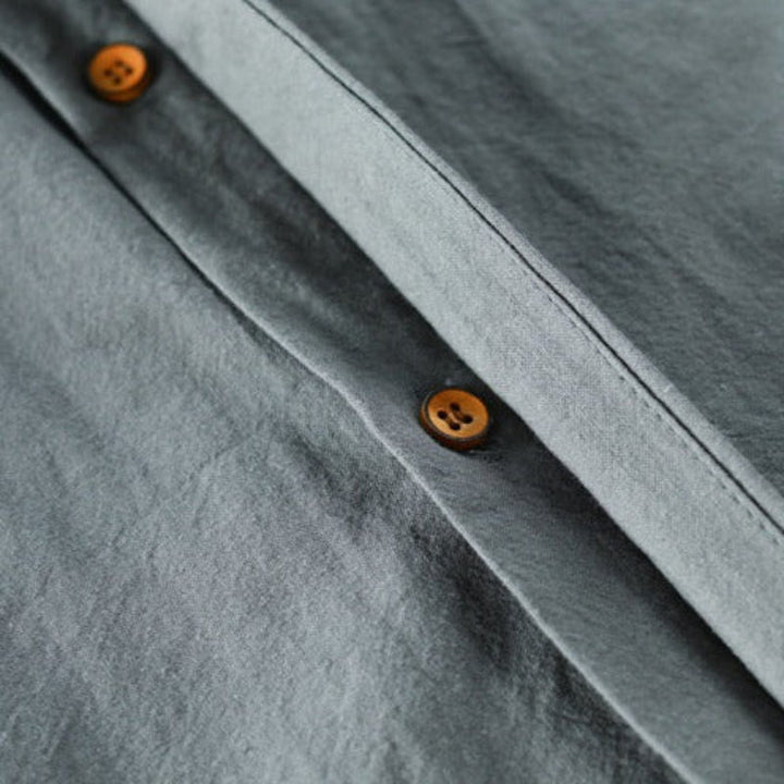 Vêtement homme col mao manches longues, style casual chic, confortable pour toutes les occasions décontractées.