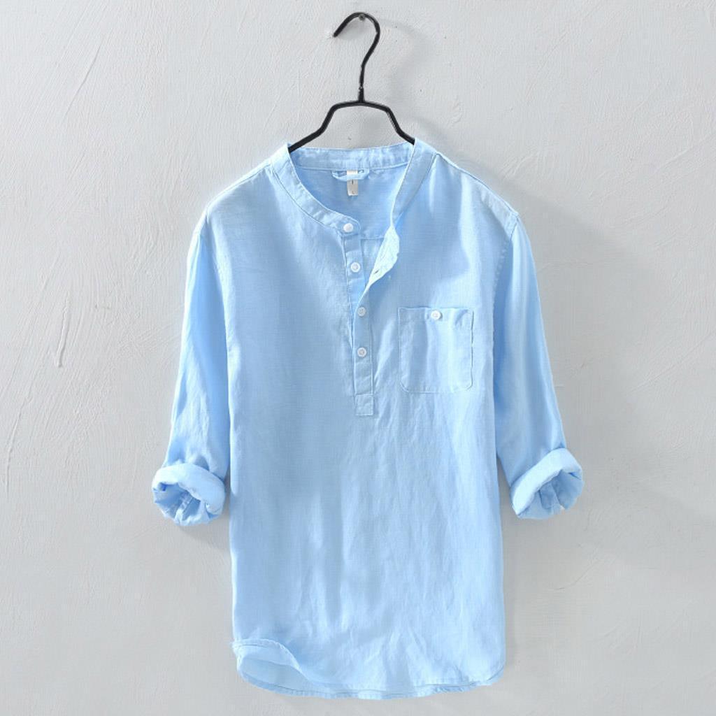 Détail de la chemise homme légère et élégante, mettant en valeur son tissu doux et respirant pour l'été.