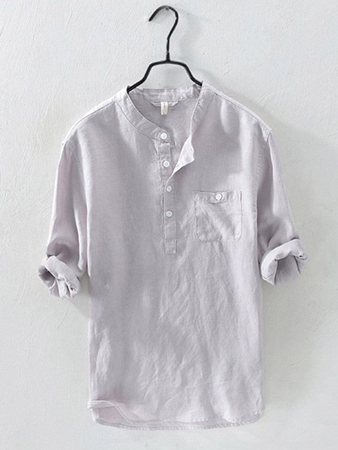 Modèle portant une chemise homme confortable et chic. Idéale pour l'été, style décontracté ou habillé.