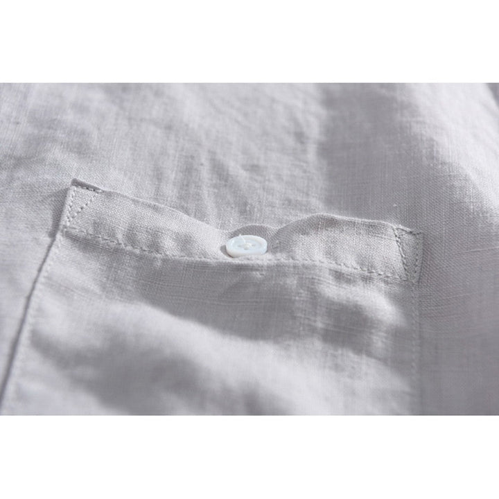 Chemise homme mode, légère et élégante, parfaite pour les journées d'été. Offre un confort idéal et un style polyvalent.