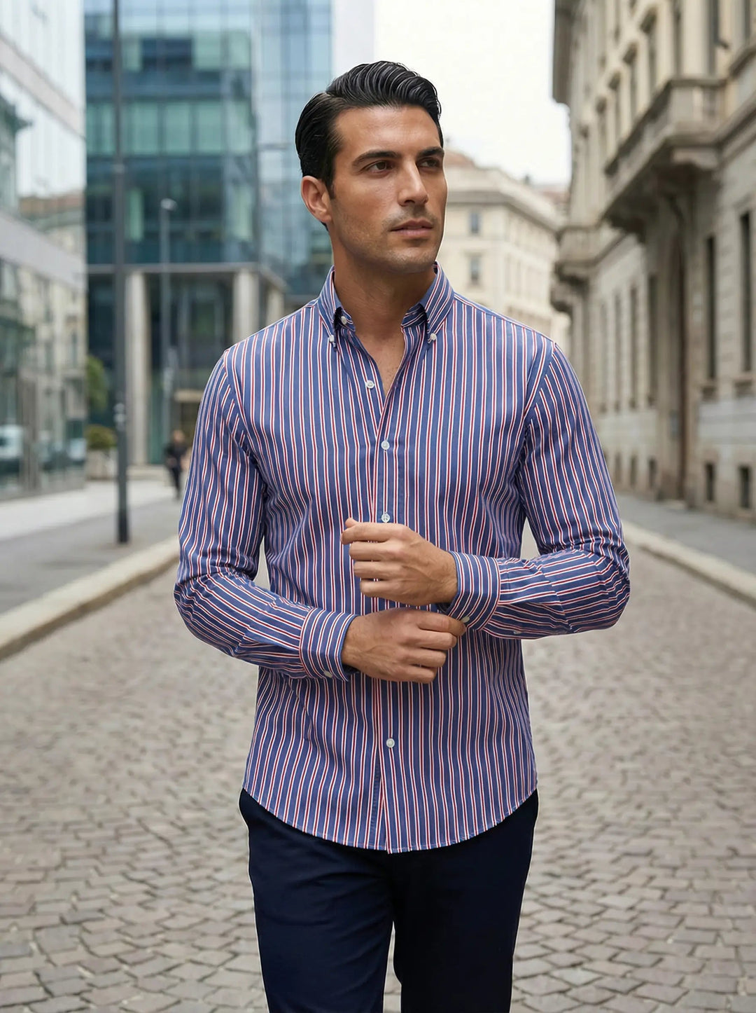 Chemise homme rayée moderne, manches longues. Reflète l'élégance contemporaine et le style masculin.