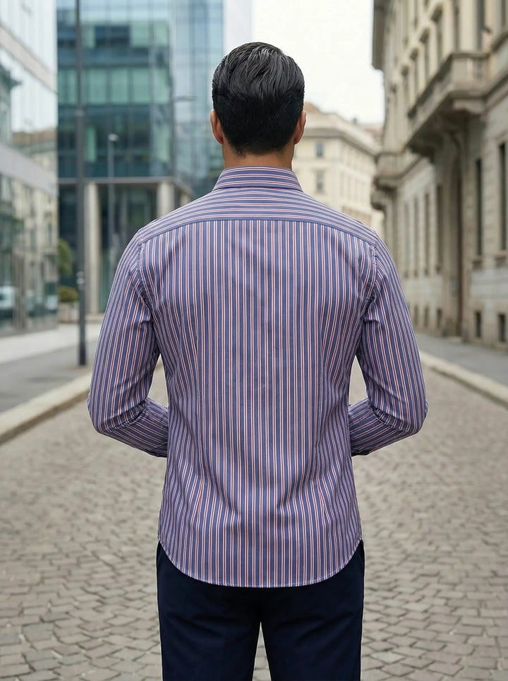 Vêtement pour hommes: Chemise rayée à manches longues. Un classique de l'élégance moderne, indispensable.