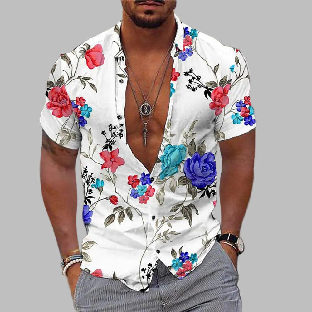 Homme portant chemise imprimée décontractée, style estival léger. Parfait pour la plage ou les tenues casual d'été.