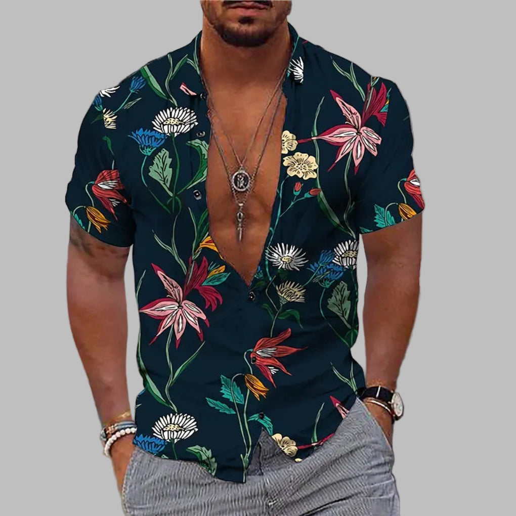 Détail chemise homme imprimée, motif estival audacieux. Tissu léger et respirant pour confort optimal en été.