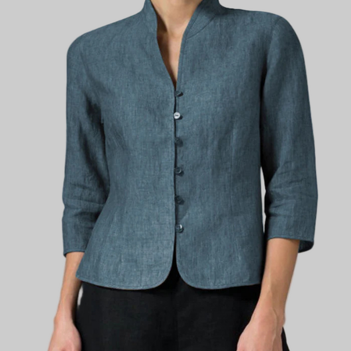 Chemisier boutonné élégant à col montant pour femme, manches 3/4. Style sophistiqué et intemporel.