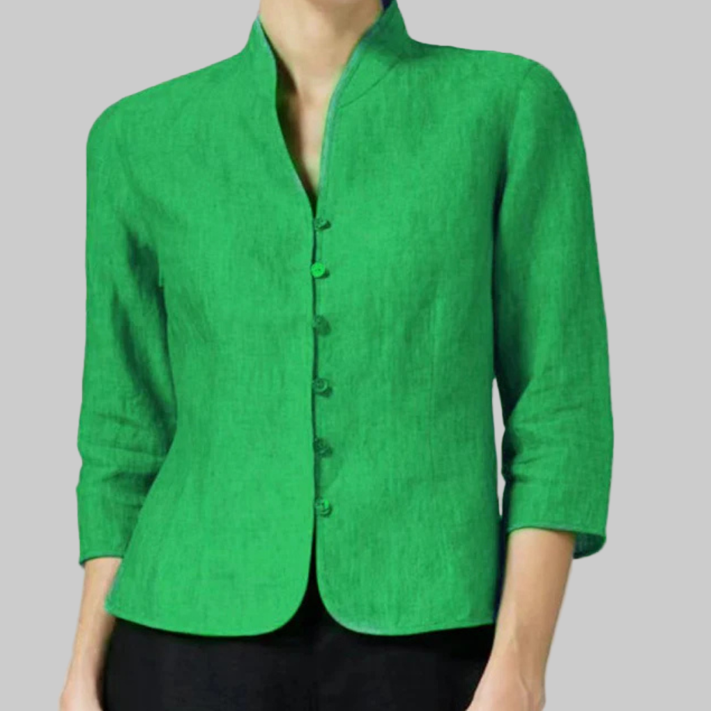 Chemisier femme raffiné à col montant. Design élégant et chic avec manches 3/4, parfait pour le bureau.