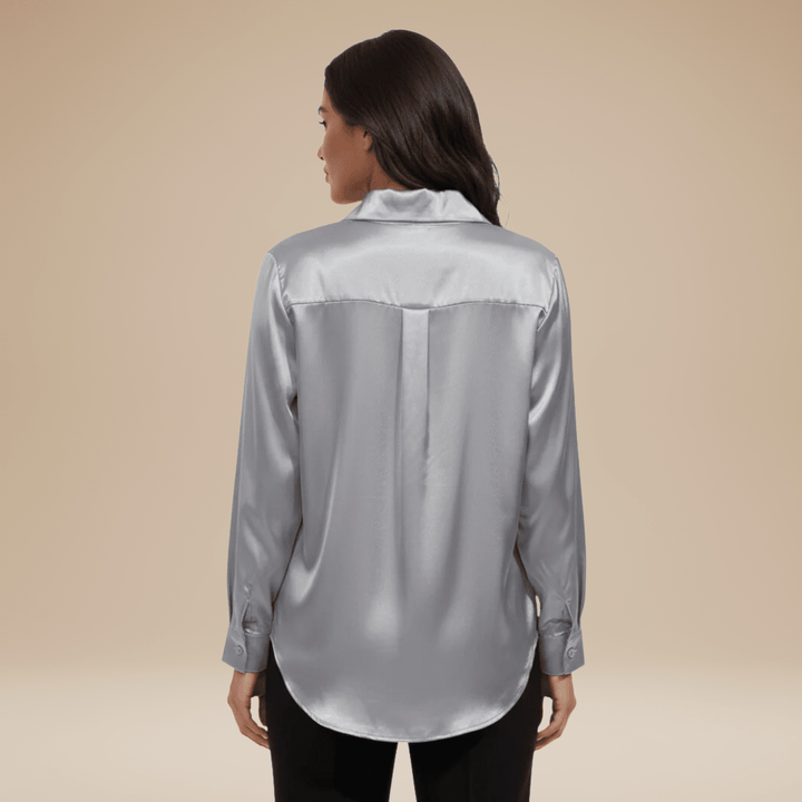 Chemisier femme polyvalent, parfait pour un style chic, du bureau à la soirée.