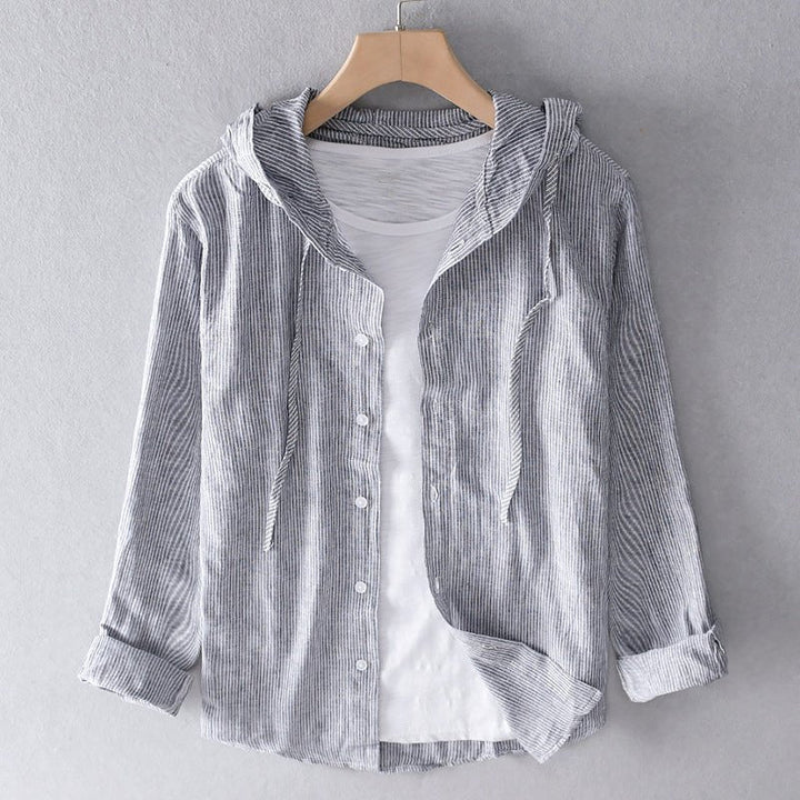 Femme portant un chemisier léger et décontracté, parfait pour un confort estival et un style féminin essentiel.