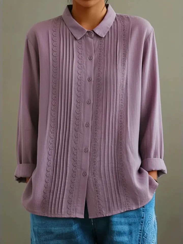 Chemisier plissé pour femme, idéal pour le bureau ou une tenue décontractée, mode féminine.