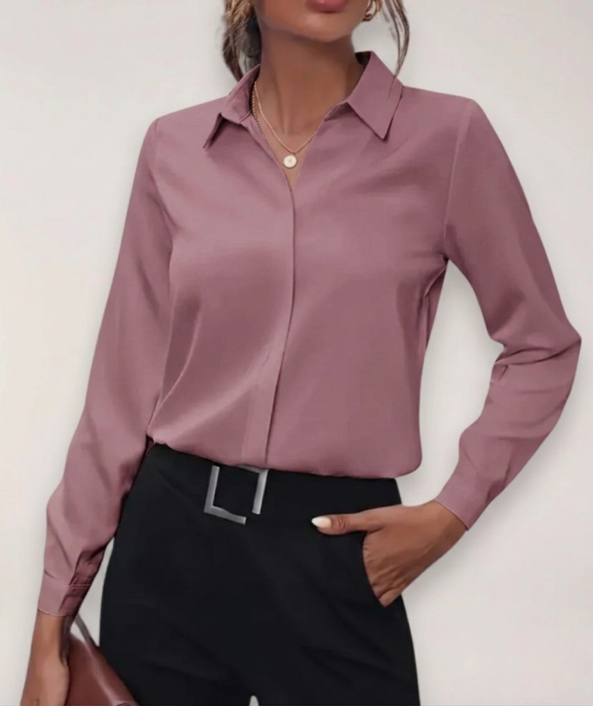 Haut femme élégant à manches longues, boutonné, col en pointe. Idéal pour un style bureau ou décontracté chic.