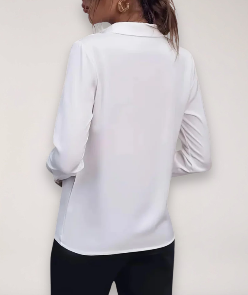 Chemisier femme à manches longues boutonné, coupe classique élégante. Polyvalent pour bureau ou tenue décontractée mode.