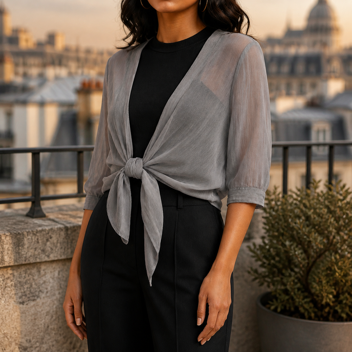 Mode féminine: chemisier femme fluide, devant ouvert. Chemise légère, élégante et polyvalente.