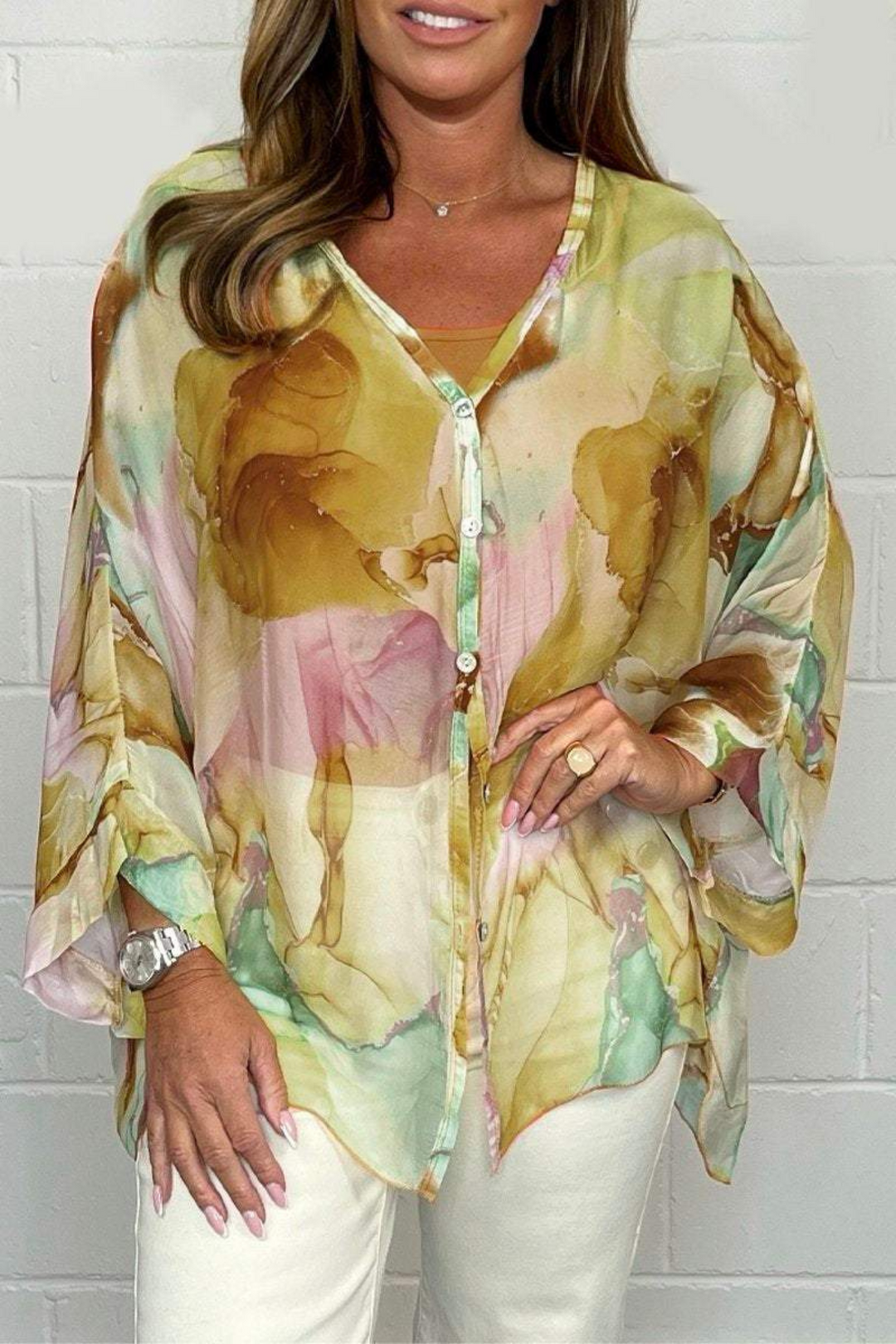 Chemisier oversize femme chic à imprimé abstrait tendance pour un look moderne et confortable.