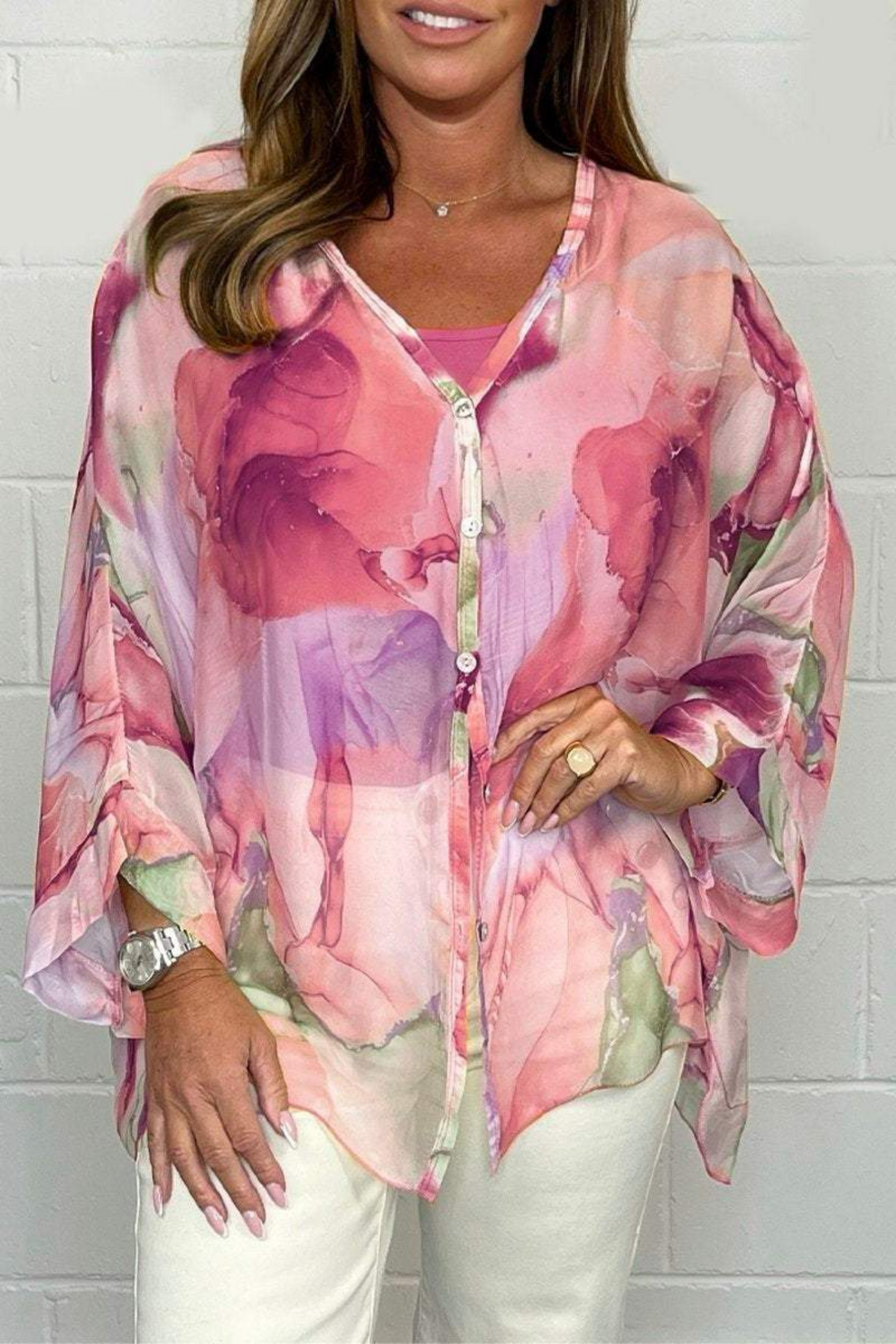 Blouse femme oversize décontractée et élégante avec un motif abstrait, parfaite pour un style chic.