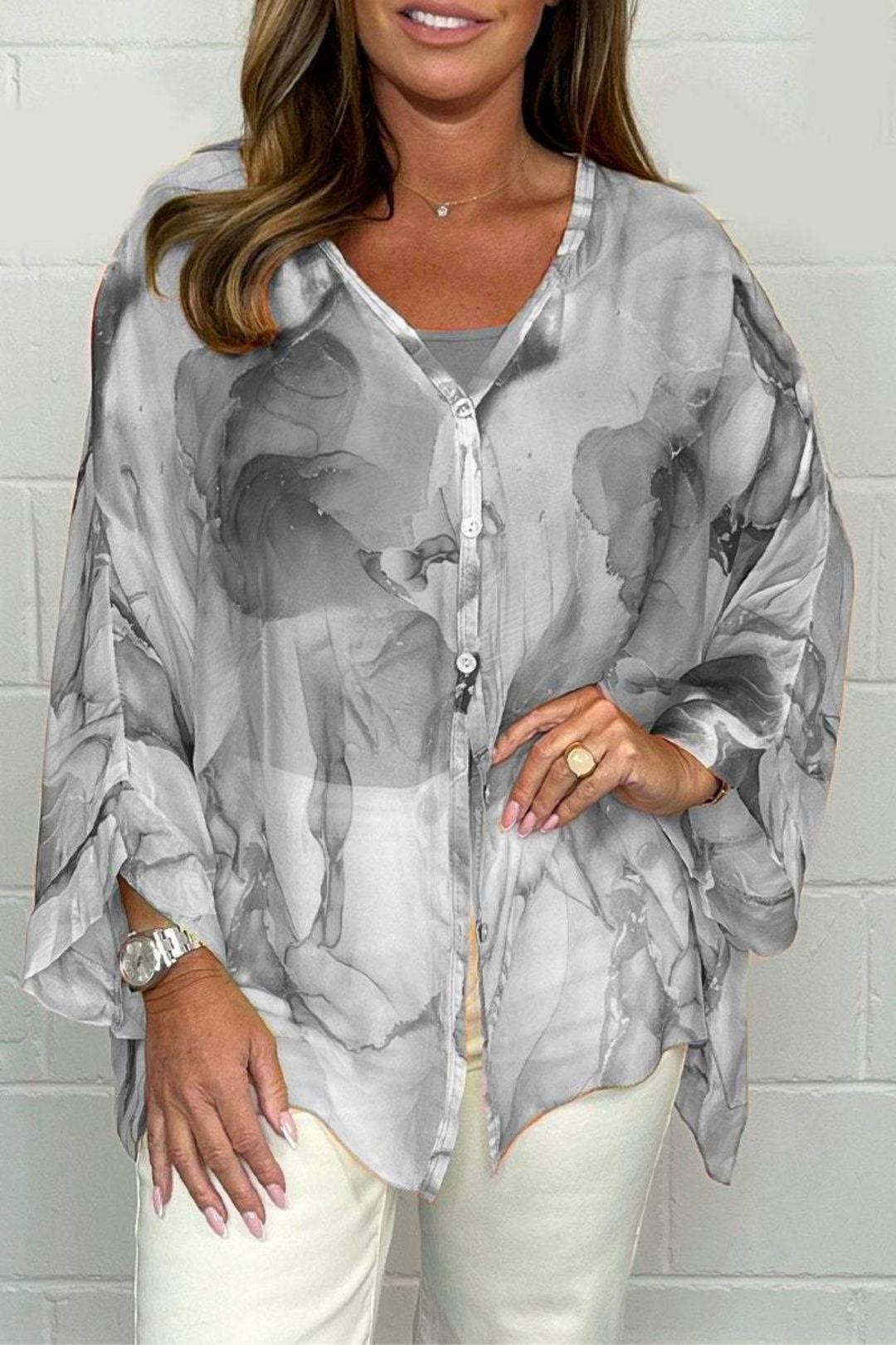 Chemisier femme mode oversize, imprimé abstrait, pour un confort chic et une allure tendance.