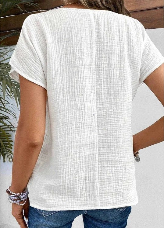 Blouse texturée femme à boutons, parfaite pour le printemps/été, mélange d'élégance et de confort.