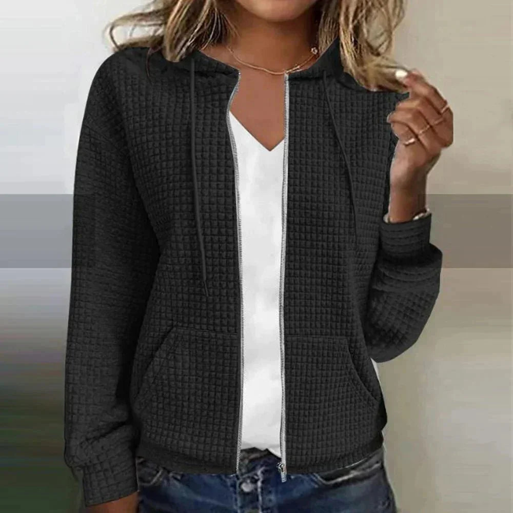Sweat zippé femme avec capuche ajustable, un haut décontracté et moderne. Confort garanti pour la mode femme.