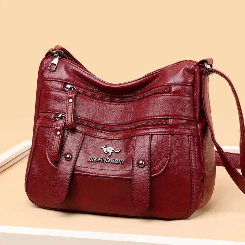 Sac bandoulière femme polyvalent en cuir, accessoire mode indispensable, disponible en chocolat.