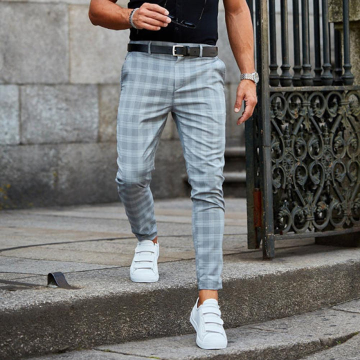 Pantalon chino homme coupe slim avec motif à carreaux subtil, parfait pour un look business casual confortable.