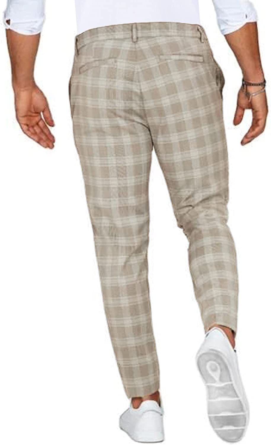 Détail du tissu du chino slim homme à motifs carreaux discrets, offrant un confort quotidien et un style moderne.