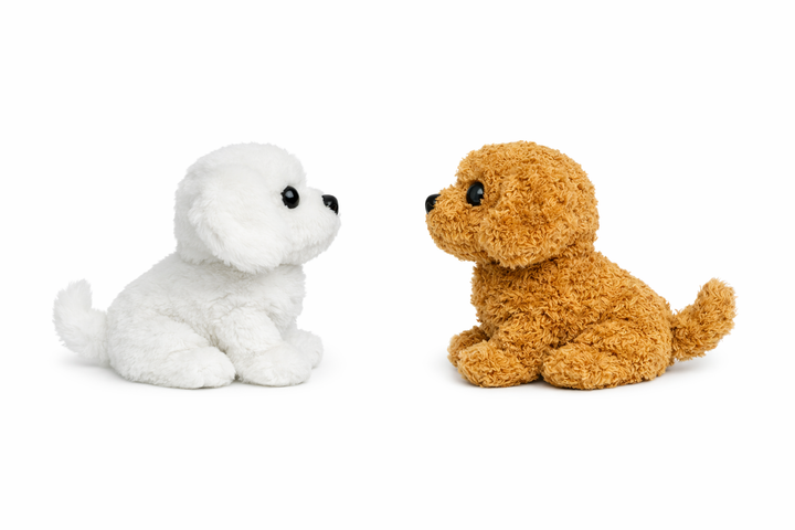 Peluche robotique interactive et réaliste, offrant une expérience de compagnon domestique unique aux enfants.