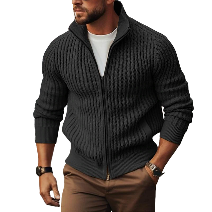 Gilet zippé homme marron à col montant, parfait pour une mode masculine casual chic. Vêtement élégant et confortable.