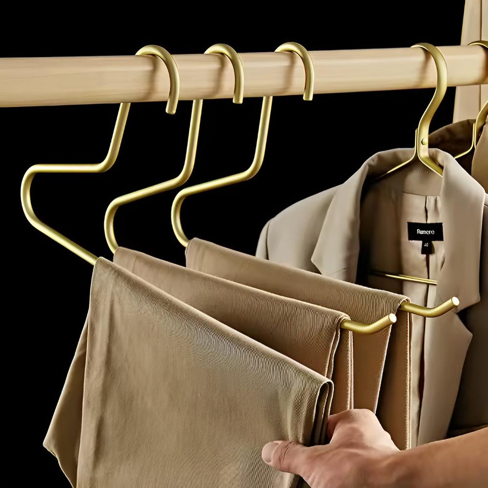 Cintres fins en métal argenté (lot de 5) pour gain de place et organisation élégante du dressing.