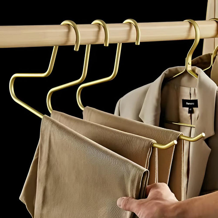Cintres fins en métal argenté (lot de 5) pour gain de place et organisation élégante du dressing.