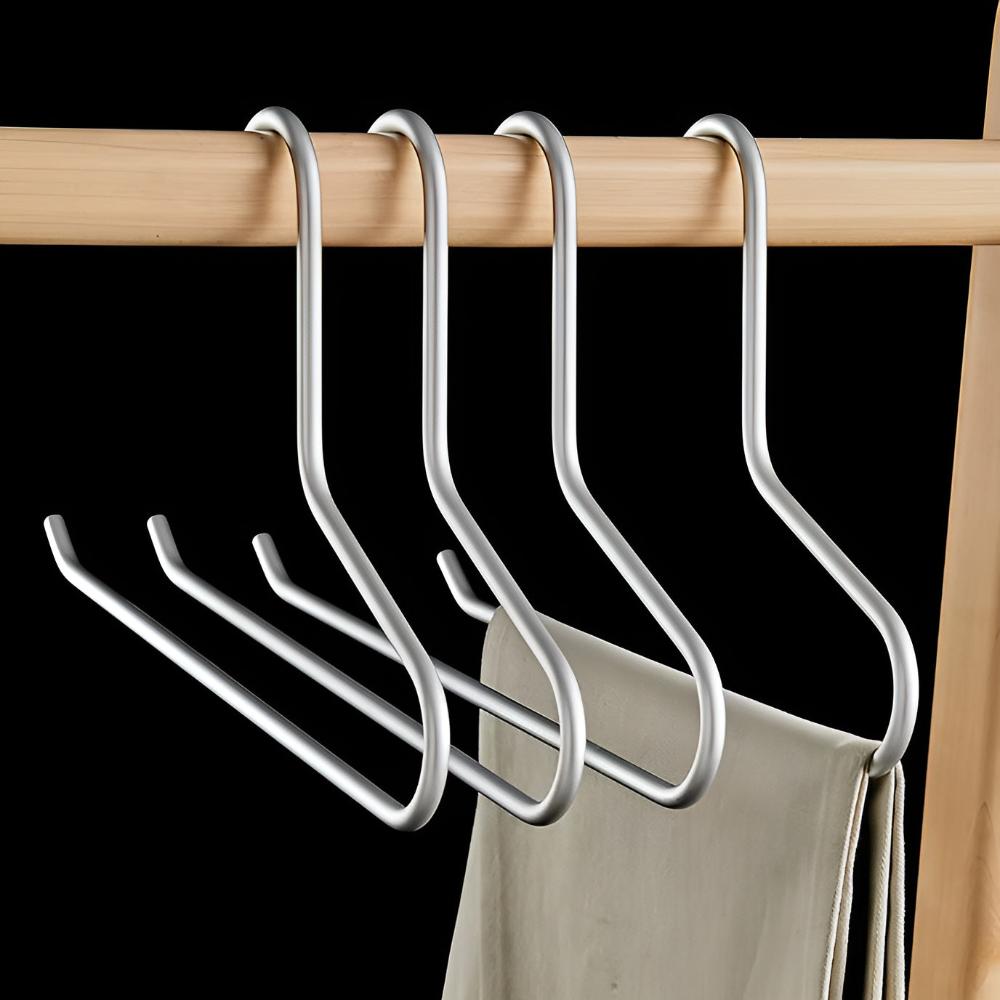 Lot de 5 cintres robustes en métal, parfaits pour organiser vêtements et accessoires dans une penderie moderne.
