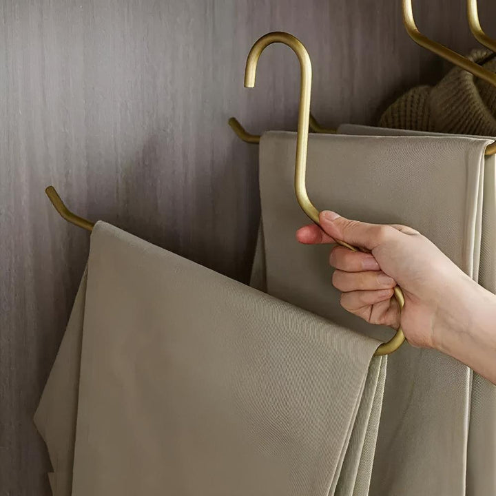 Cintres en métal design, ultra-fins, solution idéale pour un dressing organisé et épuré, gain de place assuré.