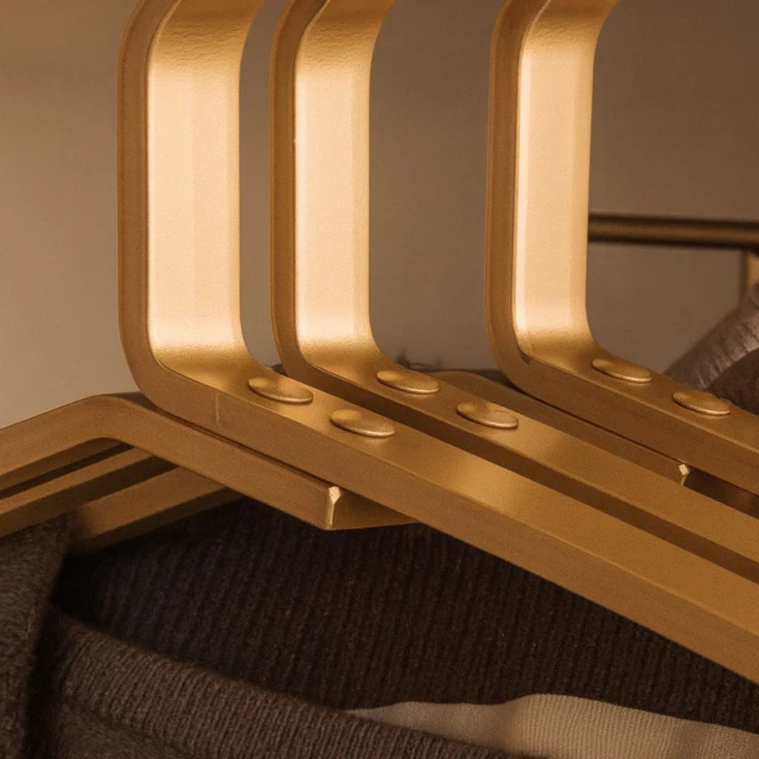 Cintres ultra-fins en aluminium argenté, idéaux pour maximiser le rangement des vêtements.