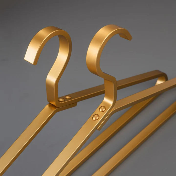 Lot de 4 cintres slimline en aluminium, accessoire de rangement essentiel pour tous vos vêtements.