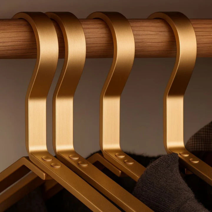 Cintres slimline en aluminium, design moderne et gain de place pour un dressing organisé.