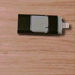 Connecteurs clé USB : Lightning, USB-C, Micro USB, USB-A. Solution 4-en-1 pour transferts rapides.