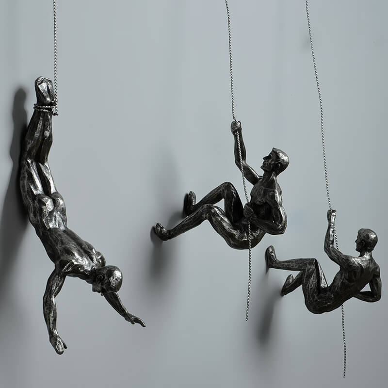 Œuvre d'art murale motivante : silhouette d'homme escalade, résine, style abstrait contemporain.