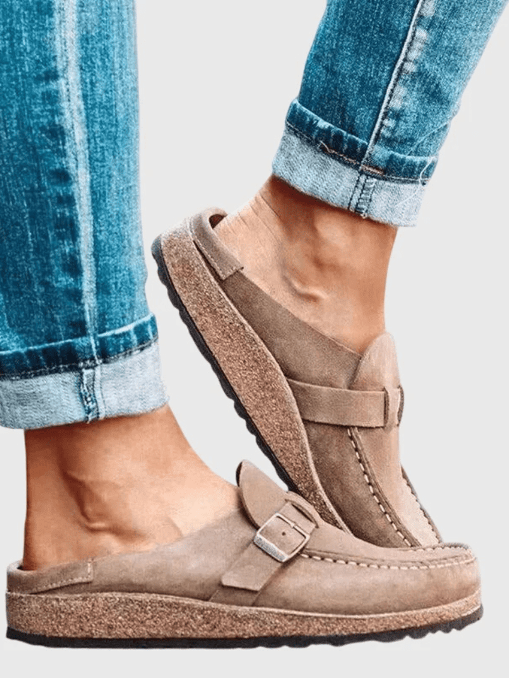 Sabots femmes portés, combinant confort et style élégant pour un look décontracté au quotidien.
