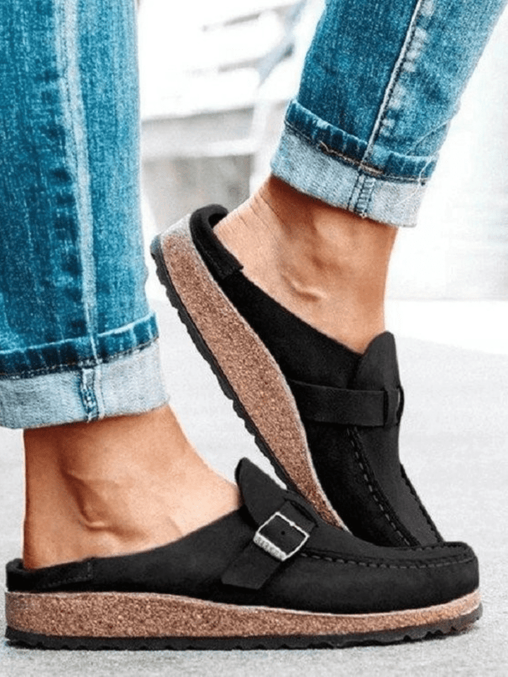 Semelle confortable des sabots femmes, assurant un bien-être optimal pour ces chaussures plates élégantes.