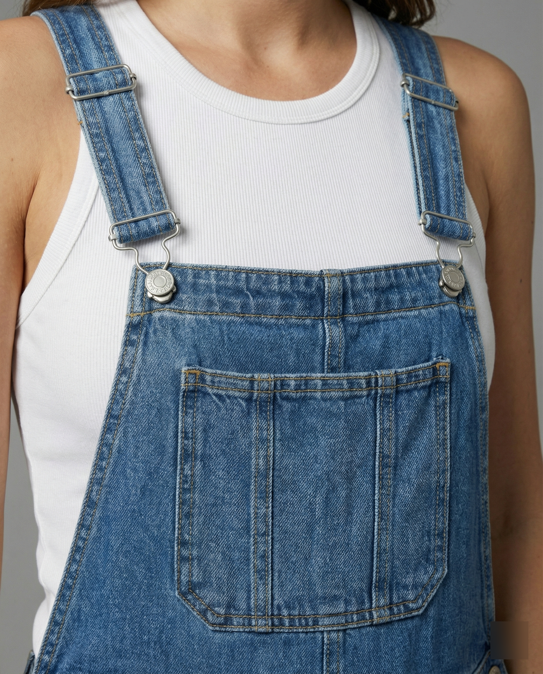 Salopette femme en jean bleu, style oversize décontracté, essentielle pour la mode urbaine et l'été.