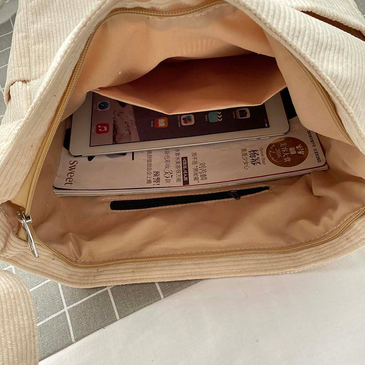Sac bandoulière rétro pour femme en velours côtelé marron, avec poches intérieures et extérieures.