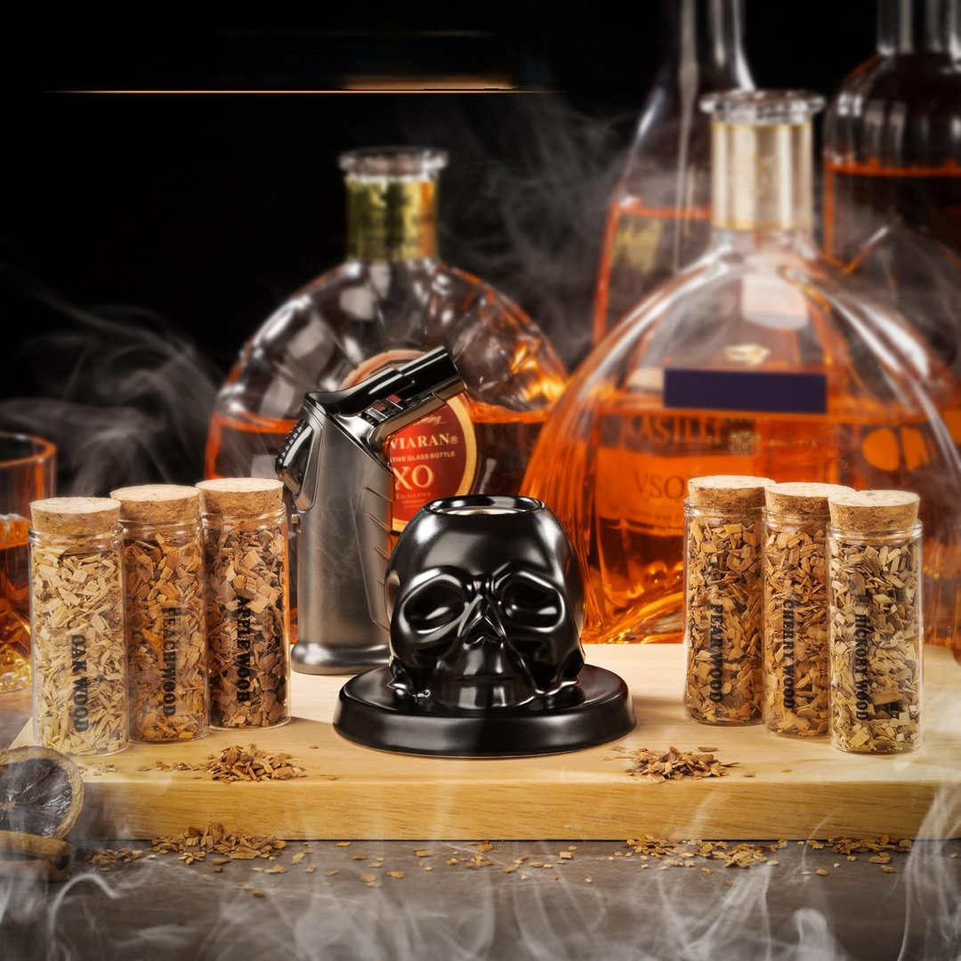 Kit fumeur cocktail crâne en céramique pour whisky. Accessoire de bar unique pour infuser vos boissons d'arômes fumés.