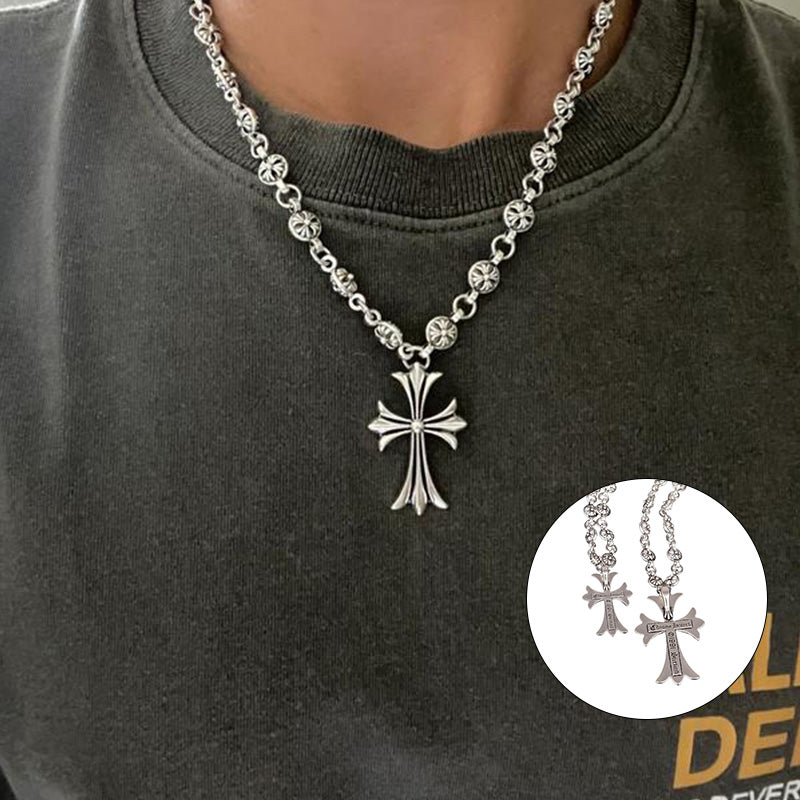 Collier croix argenté vintage pour femme, pendentif ouvragé élégant, accessoire mode rétro.
