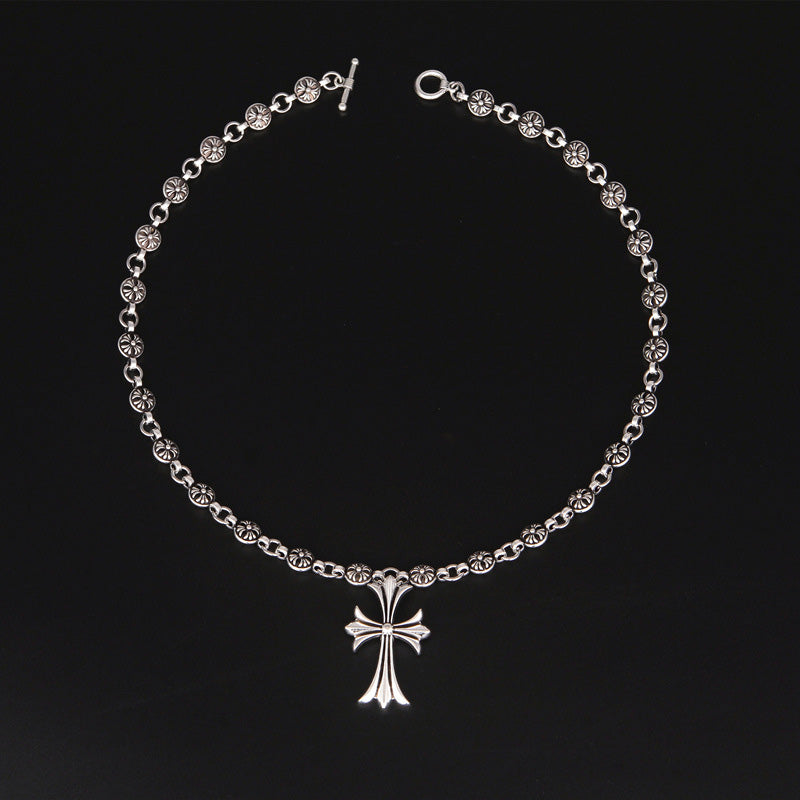 Élégant collier vintage argenté pour femme, avec pendentif croix ouvragé, bijou chic.