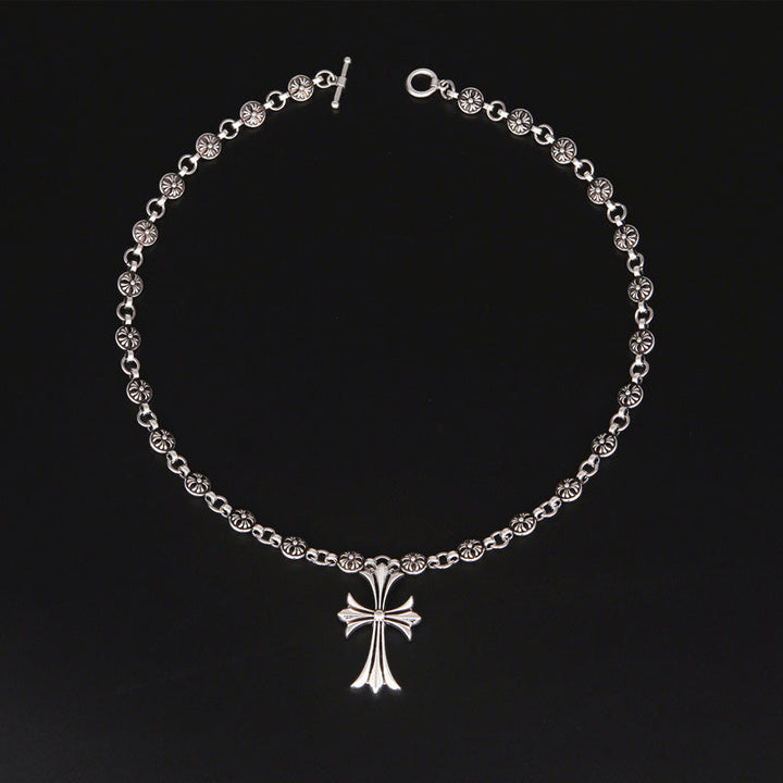 Élégant collier vintage argenté pour femme, avec pendentif croix ouvragé, bijou chic.