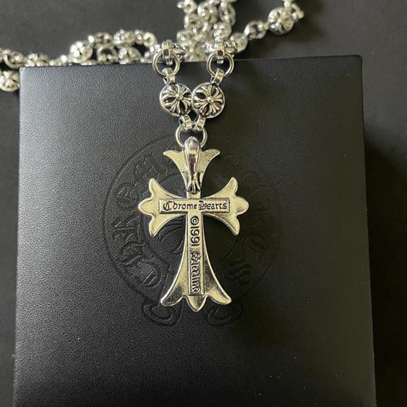 Pendentif croix ouvragé en argenté, sur une chaîne collier vintage, bijou femme raffiné.