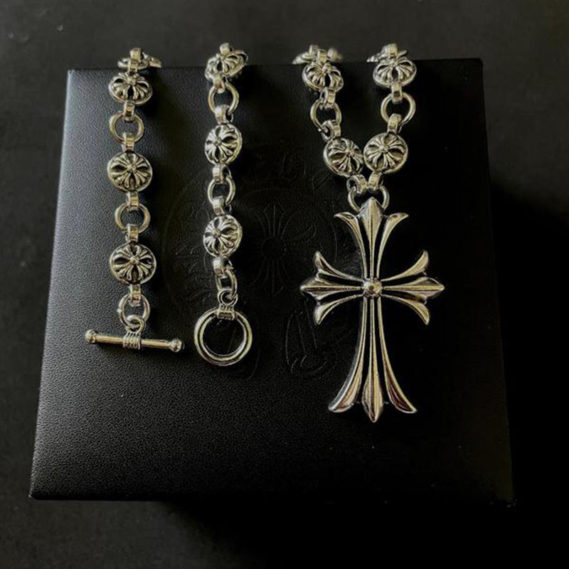 Collier argenté vintage pour femme, pendentif croix détaillé, idéal comme cadeau élégant.