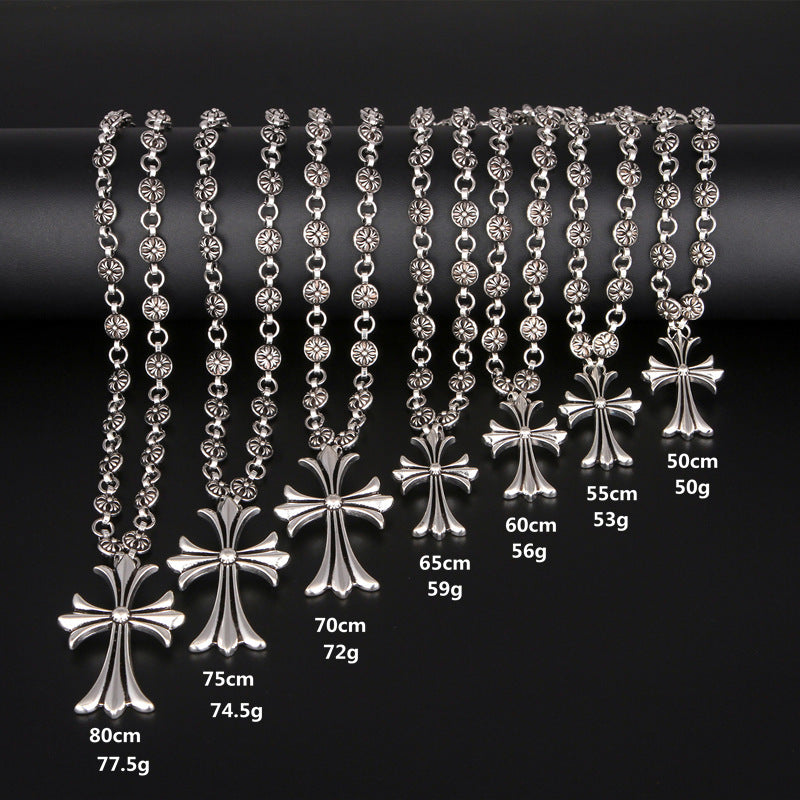 Magnifique collier croix argenté pour femme, style vintage rétro, pendentif ouvragé détaillé.
