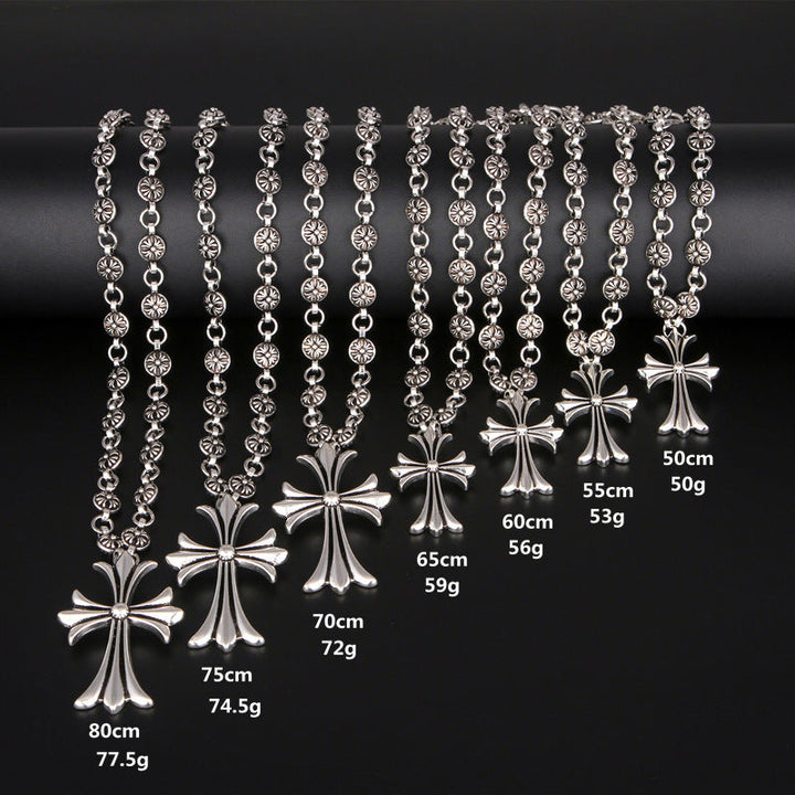 Magnifique collier croix argenté pour femme, style vintage rétro, pendentif ouvragé détaillé.